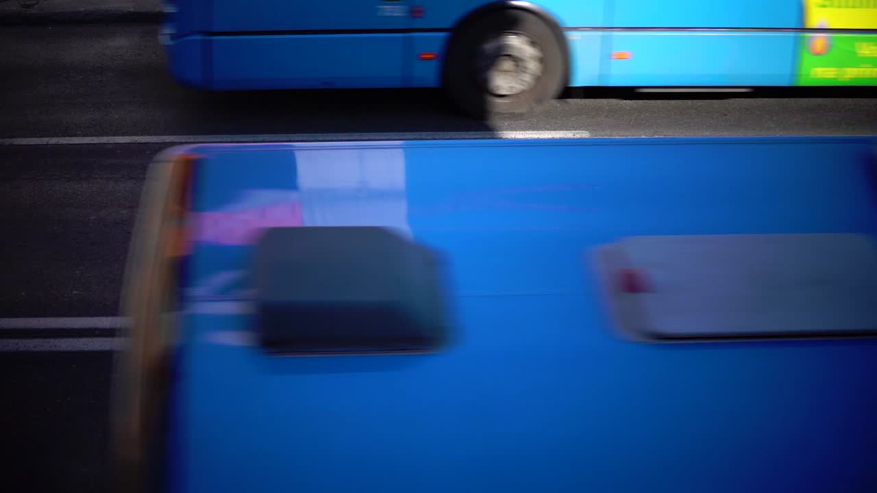 승용차와 버스 두 대