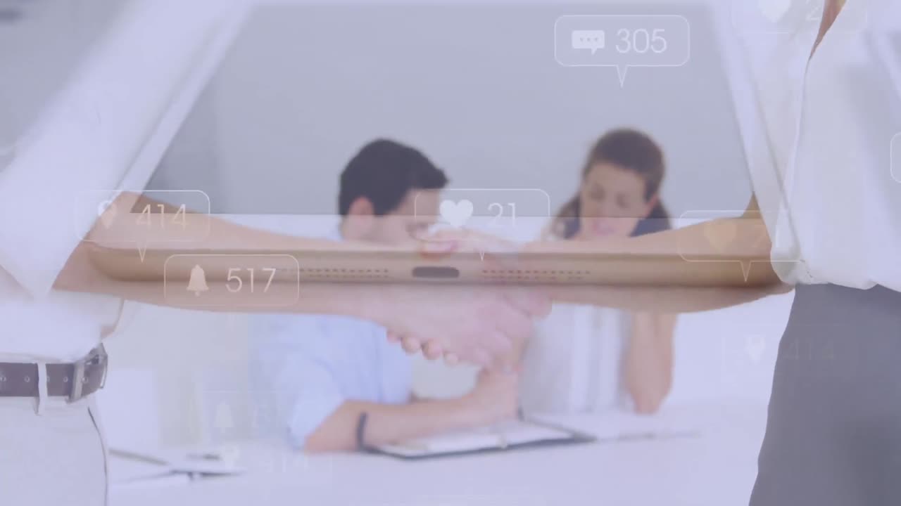 소셜 미디어의 반응과 백인 사업가들이 동료들에게 손을 흔들고 있는 애니메이션