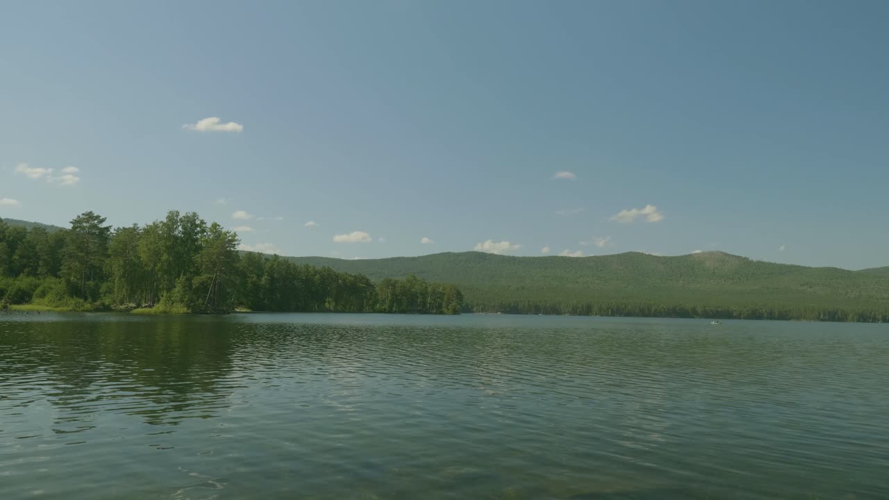 Le paysage paisible du lac
