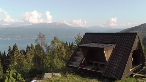 vista aérea de una casa de madera y un fiordo en noruega