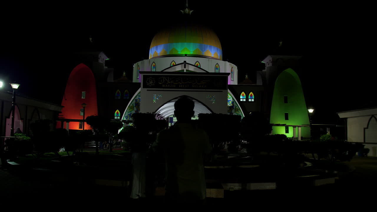 빛나는 아름다움: 밤에 유명한 멜라카 해협 모스크를 탐험하는 것