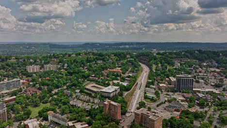 Birmingham-Alabama-Aerial-V35-Drohne-Fliegt-Entlang-Des-Red-Mountain-Expressway-Durch-Die-Stadtteile-Southtown,-Five-Points-South-Und-Highland-Park-Und-Erfasst-Den-Autobahnverkehr-–-Aufgenommen-Mit-Mavic-3-Cine-–-Mai-2022