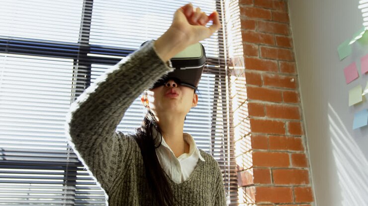 Dirigente donna che usa un visore per realtà virtuale 4k