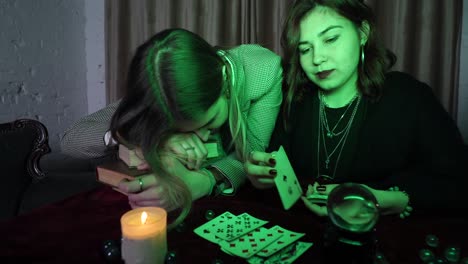 mujeres participando en una sesión de adivinación