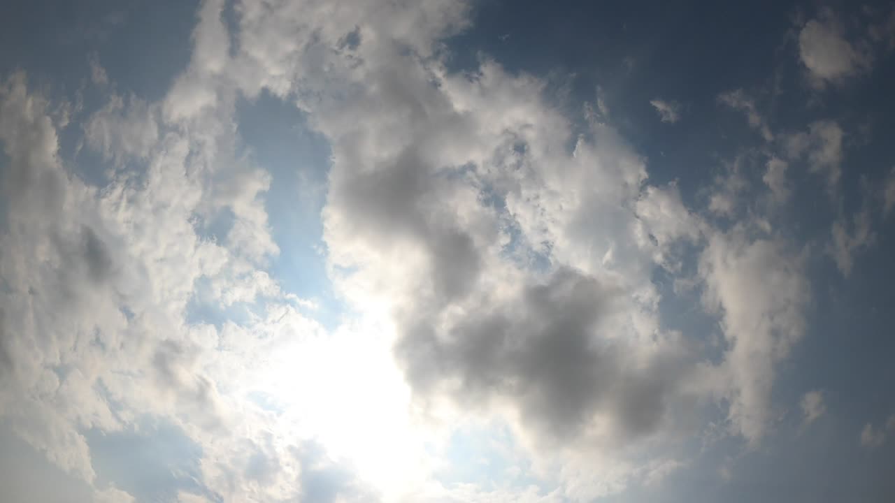 푸른 하늘과 구름, 아름다운 하늘과 태양, 구름을 배경으로 한 하늘, 구름과 날씨, 자연, 구름, 파란색.