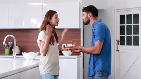 Pareja-Discutiendo-En-La-Cocina