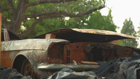 American-Robó-Un-Vehículo-Oxidado-Abandonado-En-Un-Depósito-De-Chatarra