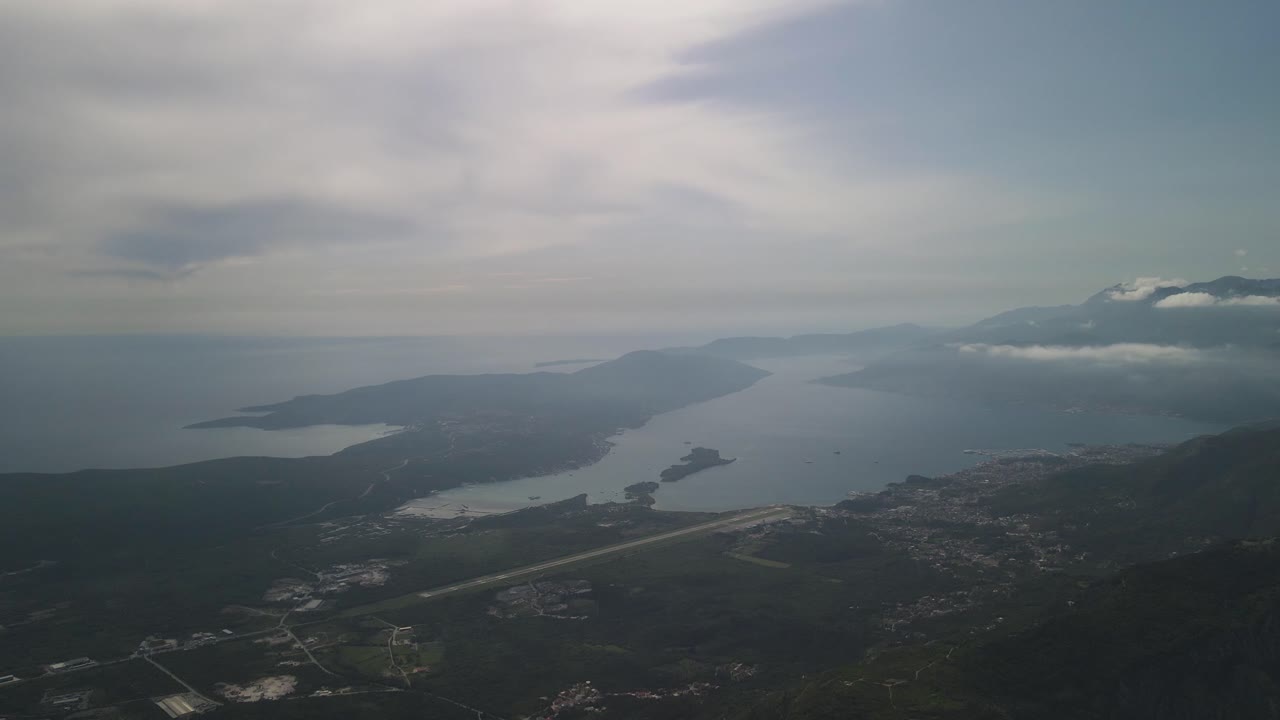 웅장한 산에서 코토르 만의 공중 파노라마 전망