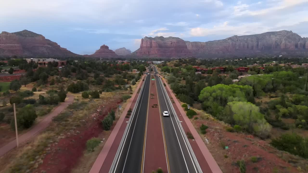 예배당에 있는 179번 고속도로의 공중 전망, 배경에 있는 종암과 붉은 사암 산, 세도나, 애리조나, 미국 - 돌리, 드론 샷