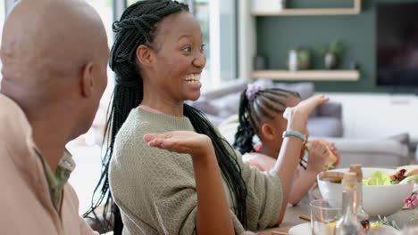 Retrato-De-Padres-Afroamericanos-E-Hija-Con-Familia-En-La-Cena-De-Acción-De-Gracias,-Cámara-Lenta