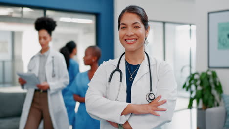 Cara,-Médico-Y-Brazos-Cruzados-En-Un-Hospital-Ocupado.