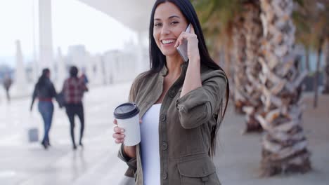 Mujer-Joven-Hablando-Por-Su-Móvil-En-La-Ciudad.