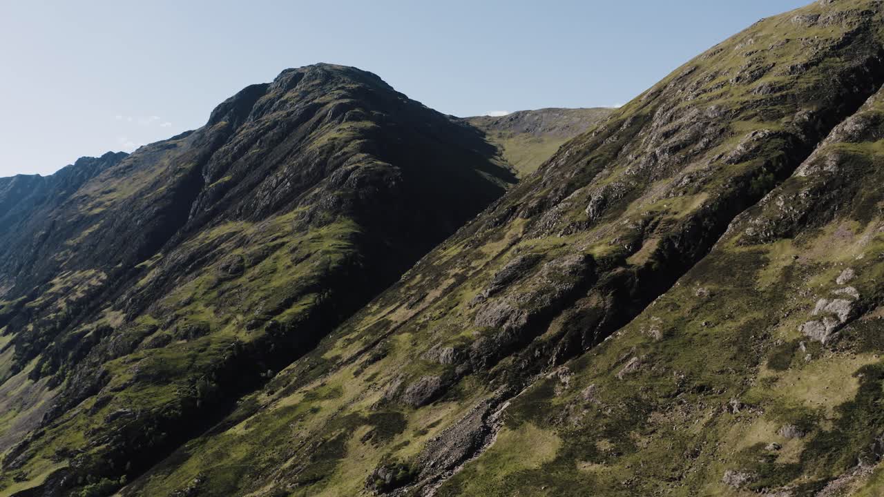 vista aérea del empinado valle de glencoe en escocia en un día soleado