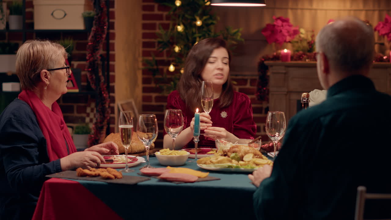 celebración de la cena de navidad en familia