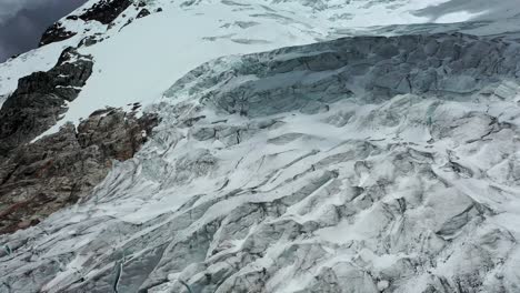 Volando-Hacia-Un-Glaciar-En-Los-Andes-Peruanos-Donde-El-Derretimiento-Causado-Por-El-Calentamiento-Global-Y-El-Cambio-Climático-Provoca-Inundaciones-Ubicación-Huaras,-Perú-Fecha-08-De-Noviembre