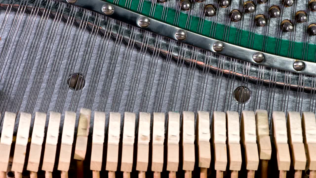 스트링 피아노의 조화로운 소리