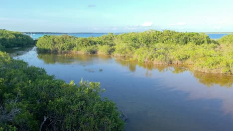 Bacalar-Laguna-Lake-7-Sieben-Farben-Bei-Sonnenuntergang-Mexikanisches-Resort-Strandstadt-Touristenreise-Urlaubsziel-Quintana-Roo