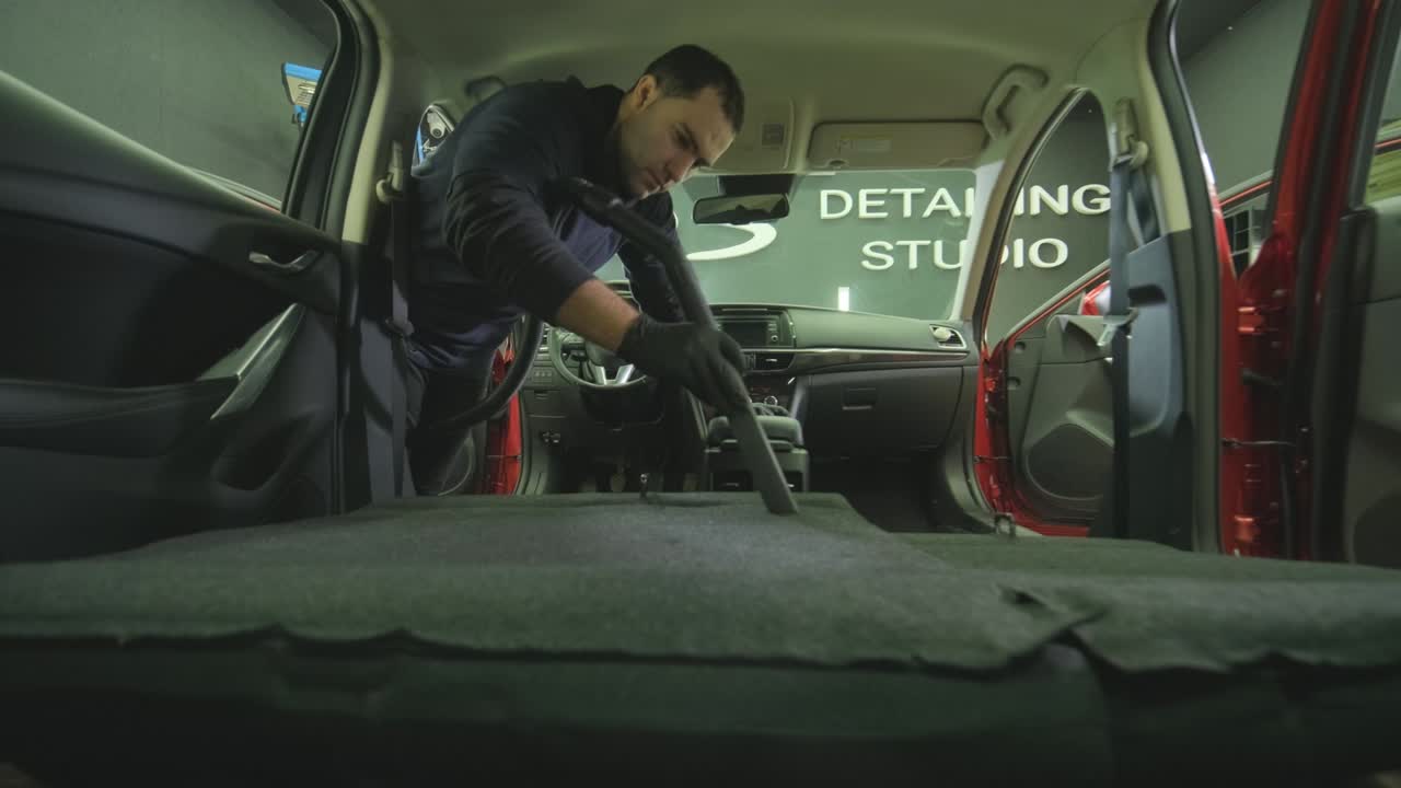 전문적인 자동차 청소. 샤워. 인테리어 세부 사항. 자동차 인테리어를 건조 청소 및 세부 사항; 깊은 좌석 청소; 자동차 세탁에서 거품을 는; 먼지에서 자동차 패널을 청소하는; 진공청소기