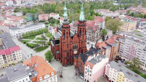 Vista-Exterior-De-La-Catedral-De-Los-Santos-Apóstoles-Pedro-Y-Pablo-En-Legnica,-Polonia