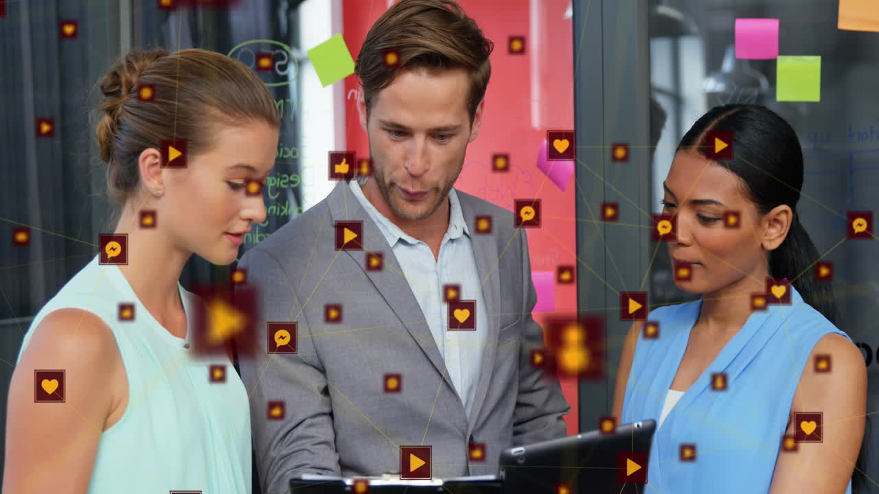 animación de una red de iconos digitales contra un grupo diverso de colegas discutiendo en la oficina