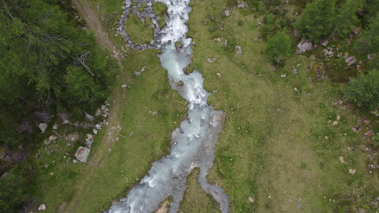 Veduta aerea del pittoresco torrente di montagna Gschwandbach nelle Alpi tirolesi, intorno alla valle Pitztal in Austria.