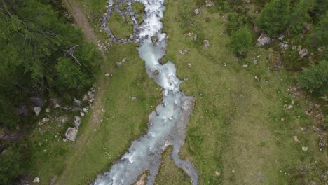 Vista-Aérea-Del-Pintoresco-Arroyo-De-Montaña-Gschwandbach-En-Los-Alpes-Tiroleses-Alrededor-Del-Valle-De-Pitztal-En-Austria