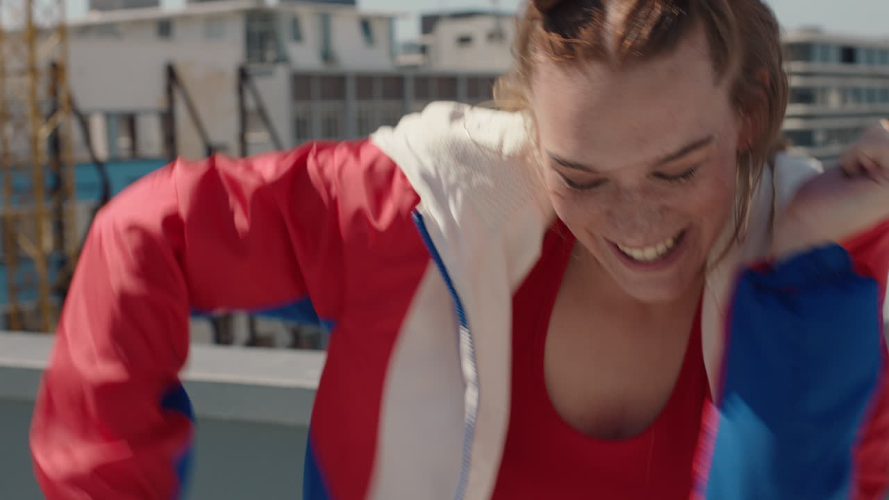 mujer feliz bailando en el techo disfrutando de la danza tonta divirtiéndose loca bailarina chica en la ciudad