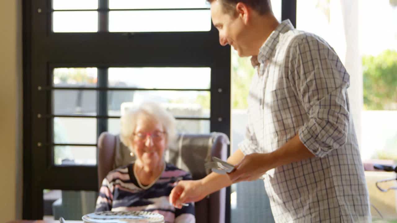 집에서 어머니와 상호 작용하는 행복한 아들 4k