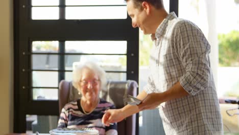 hijo feliz interactuando con su madre en casa 4k