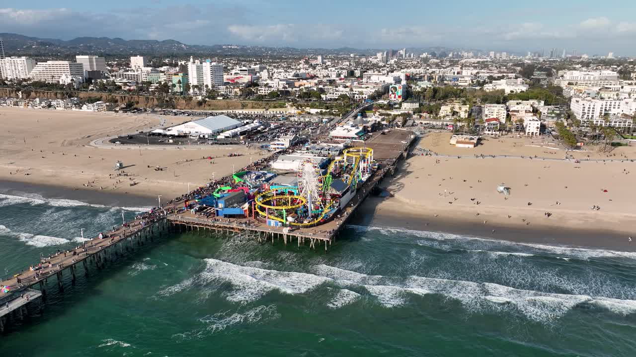 vista de arriba a abajo del parque pacífico en la ciudad de santa monica pier ca y el horizonte en el fondo