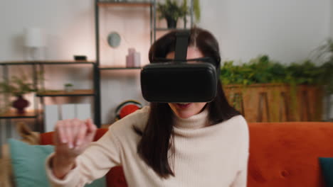Frau-Nutzt-Virtual-Reality-Headset-Mit-Futuristischer-Technologie,-Um-Zu-Hause-Ein-Simulations-3D-Videospiel-Zu-Spielen