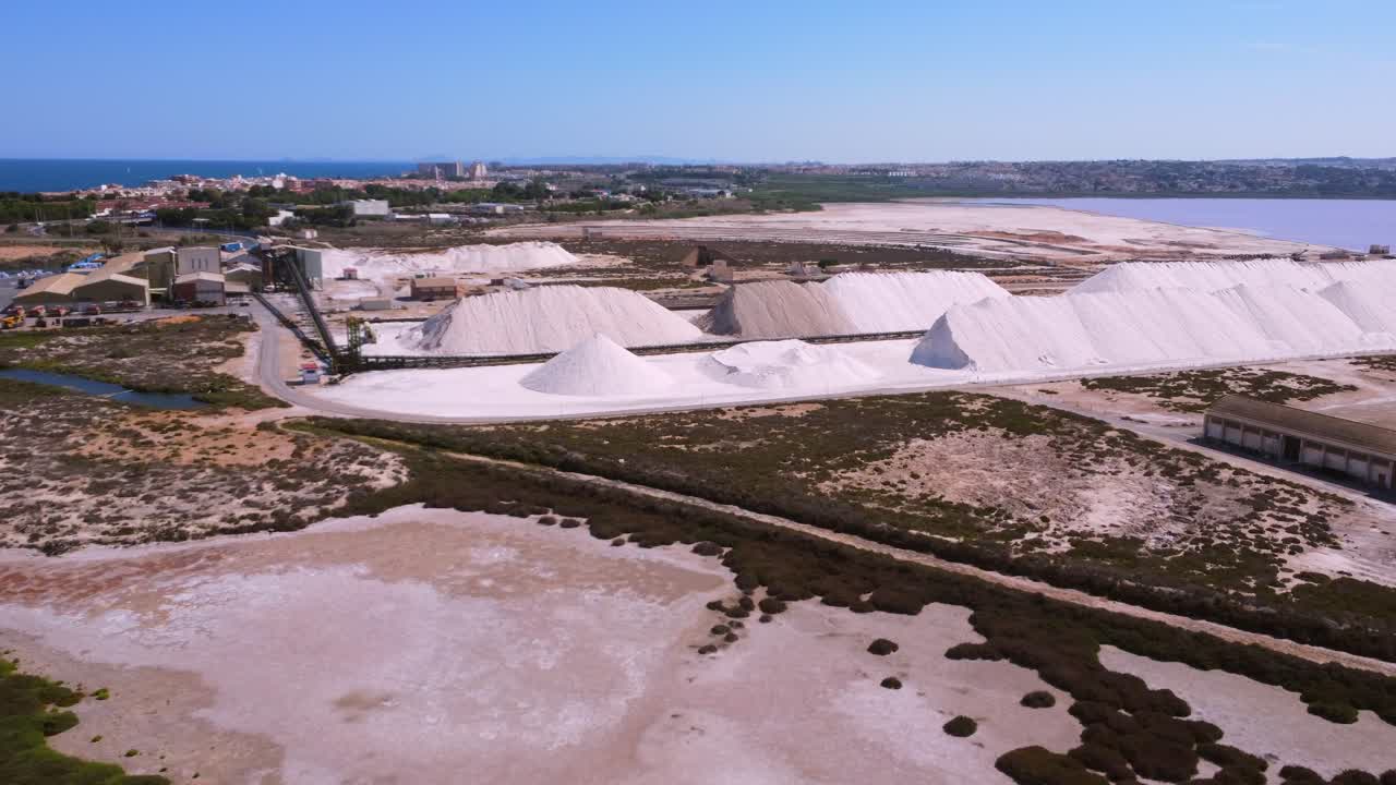 Vista aerea dei cumuli di produzione del sale sulla costa