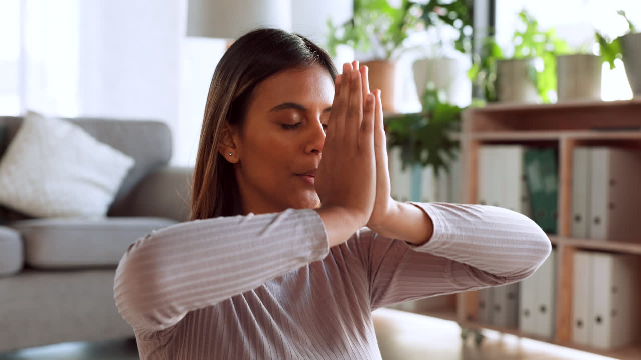 Yoga, meditazione e donna d'affari in ufficio