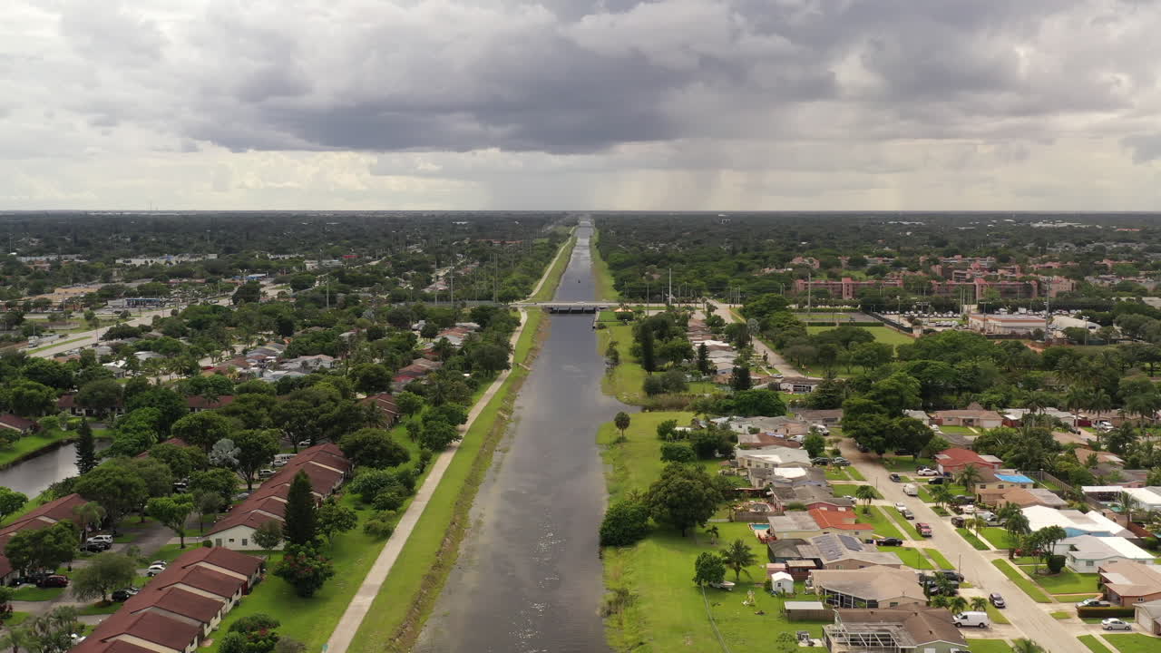 흐린 날 긴 운하의 조감도