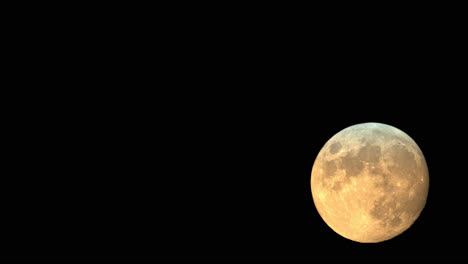 lapso de tiempo de luna llena, subiendo lentamente en el cielo nocturno