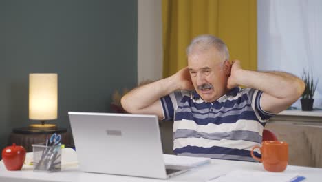 el anciano que trabaja en la oficina tiene dolor de cuello.