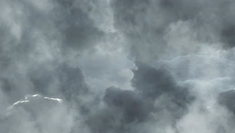 Una-Tormenta-Eléctrica-Dentro-De-Una-Espesa-Nube-De-Cúmulos