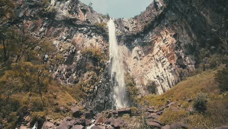 hermosa cascada de pared de roca grande en cámara lenta