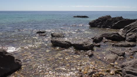 imágenes en cámara lenta de la playa rocosa