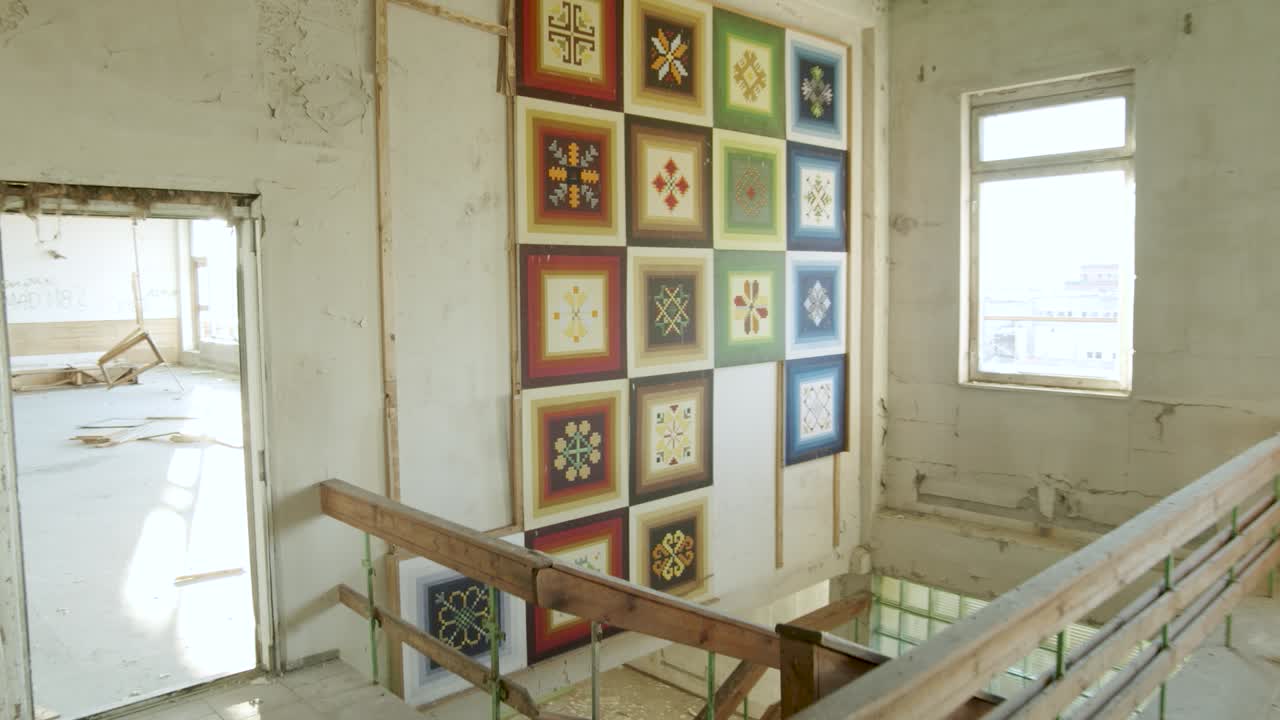 버려진 철거 된 소비에트 유산 건물 내부 천장 계단 바닥