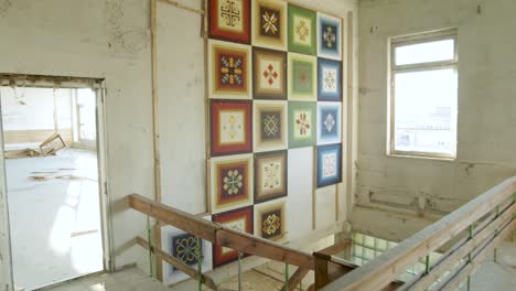 abandonado demolido soviet heritage edificio interior techo escaleras piso
