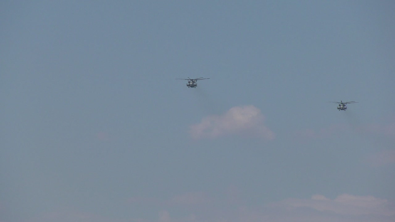 군용 헬리콥터가 하늘을 통과하다