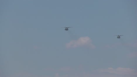 helicópteros militares pasan por el cielo