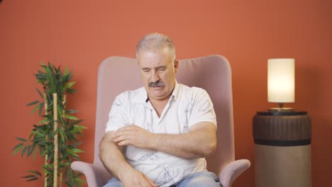 un anciano de aspecto cansado.
