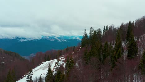 Luftüberführungsaufnahme,-Die-Die-Seite-Eines-Berges-Hinaufgeht,-Um-Die-Dahinter-Liegende-Landschaft-Zu-Enthüllen