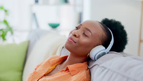 Entspannen-Sie-Sich,-Kopfhörer-Und-Schwarze-Frau-Auf-Der-Couch