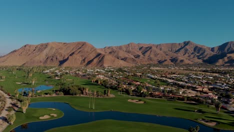 Volando-Sobre-El-Campo-De-Golf-Y-El-Barrio-De-Palm-Springs