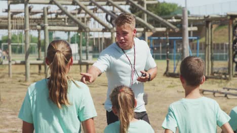 Gruppe-Kaukasischer-Jungen-Und-Mädchen-Gemeinsam-Im-Bootcamp