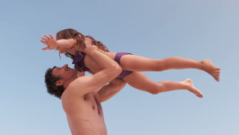 padre levantando a su hija