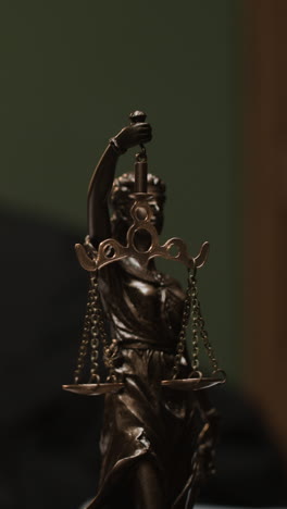 estatua de la dama de la justicia